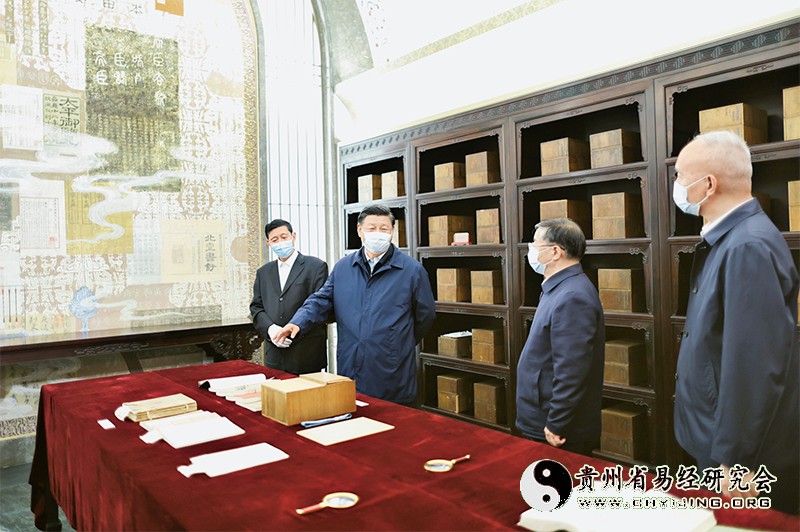 2023年6月2日,中共中央总书记、国家主席、中央军委主席习近平在北京出席文化传承发展座谈会并发表重要讲话。这是座谈会前,习近平1日下午在中国国家版本馆考察时,在兰台洞库了解馆藏精品版本保存情况。 新华社记者 鞠鹏/摄