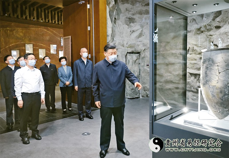 2023年6月2日,中共中央总书记、国家主席、中央军委主席习近平在北京出席文化传承发展座谈会并发表重要讲话。这是座谈会前,习近平2日下午在中国历史研究院考察。 新华社记者 鞠鹏/摄